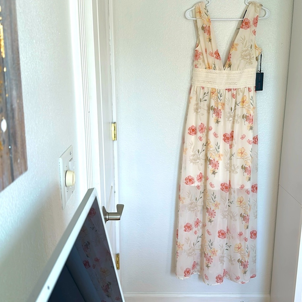 Beautiful summer dress perfect for picnic or barbecue. New withtags